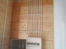 На фото пример работ: Наружная проводка в деревянном доме, рис. 3